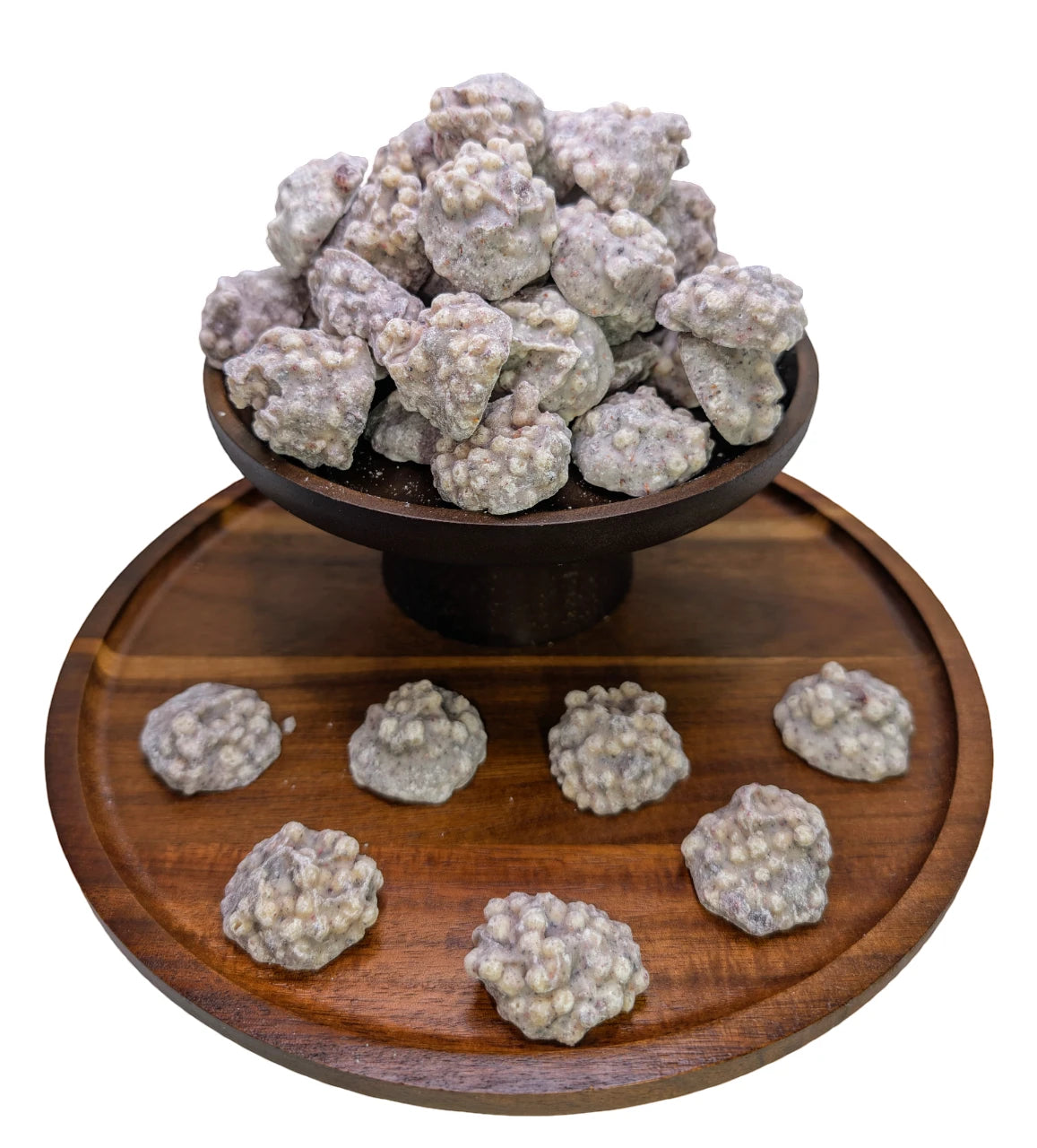 Blaubeer-Schoko-Crispy-Cluster umhüllt mit weißer Schokolade