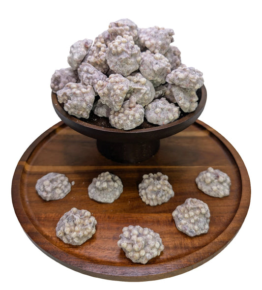 Blaubeer-Schoko-Crispy-Cluster umhüllt mit weißer Schokolade